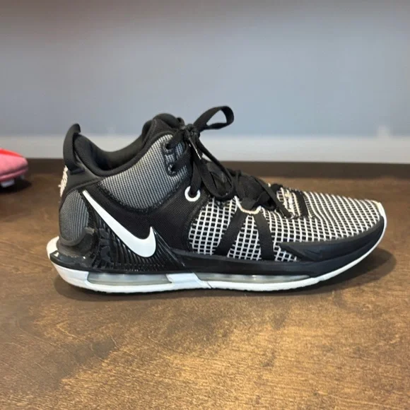 Nike LeBron Basketball Shoes - Picture 9 of 12